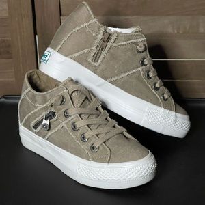Blowfish hipster taupe wedge sneaker. Size 6. Brand new!